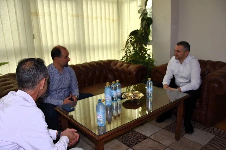 Министерот Муртезани во посета на Општина Дебар