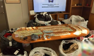 Краделе облека од продавници во Атина и ја препродавале во Тирана – уапсени осум лица