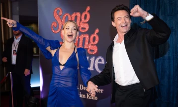 Кејт Хадсон во провокативно, но елегантно сино издание на црвениот тепих