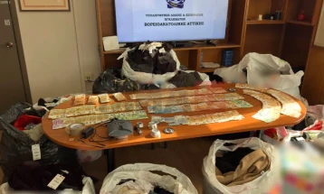 Vidhnin rroba nga dyqanet në Athinë dhe i shisnin në Tiranë – arrestohen tetë persona