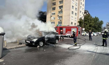 Во Велес се запалило возило во движење, оштетено и паркирано возило