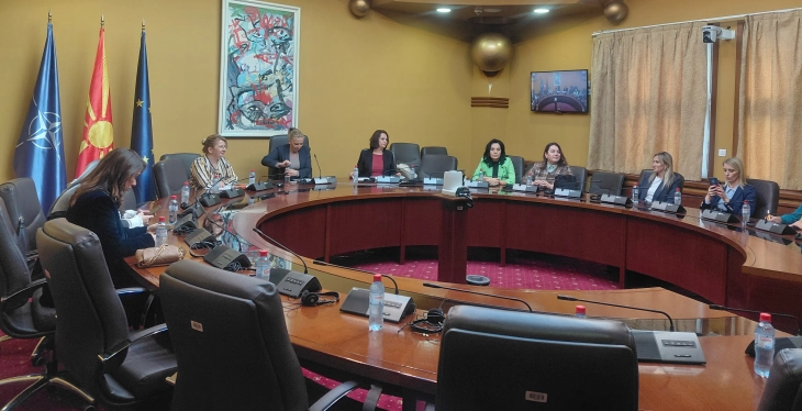 Me një sërë aktivitetesh, Kuvendi i bashkohet fushatës 