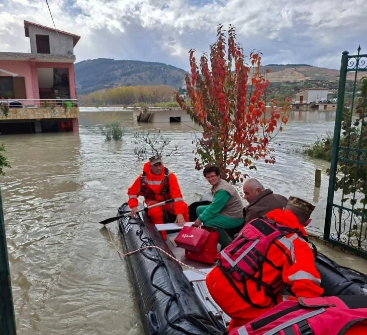 Поплавите ја однесоа првата жртва во Албанија
