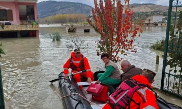 Vërshimet në Shqipëri e morën viktimën e parë