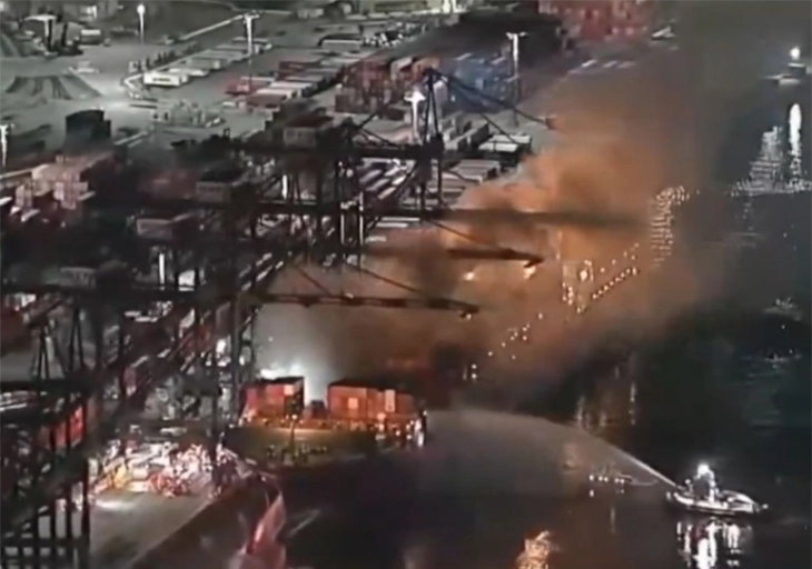 На пристаништето во Лос Анџелес изби пожар на товарен брод