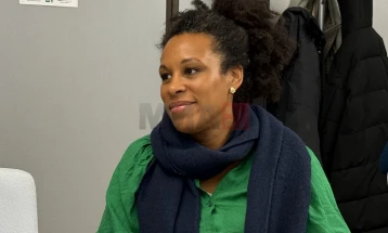 Нела Рил: Не е мудро на децата да им ги забраниме социјалните медиуми, па потоа на 16 години да земаат „здраво за готово“ се што доаѓа од интернет