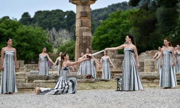 Манифестацијата за палење на олимпискиот оган во античка Олимпија за ЗОИ „Милано Кортина 2026“, поради временските услови ќе се одржи во затворен простор