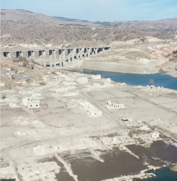 Езерото Каракурт во Источна Турција пресуши, се појави потопено село од 2020 година