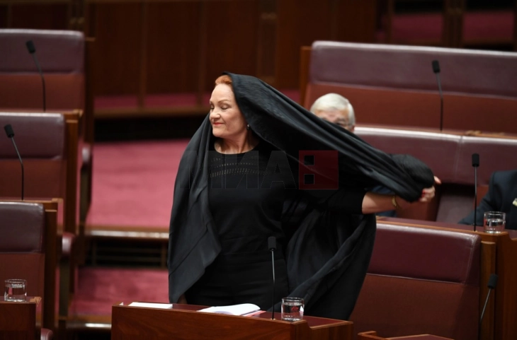 Senatorja australiane hyri në Parlament me burkë si shenjë proteste për shkak të refuzimit të propozimit të saj për ndalimin e burkave
