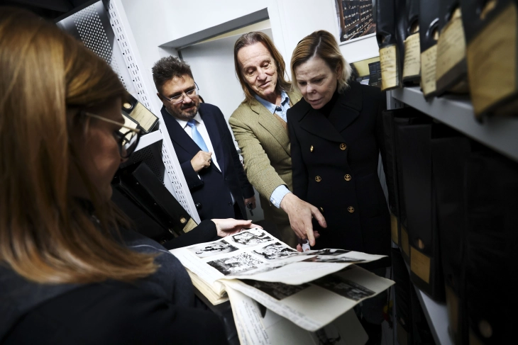 Калина Сакскобургготска и нејзиниот сопруг Китин Муњос ги разгледаа архивите на Бугарската телеграфска агенција