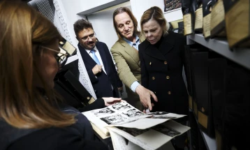 Калина Сакскобургготска и нејзиниот сопруг Китин Муњос ги разгледаа архивите на Бугарската телеграфска агенција