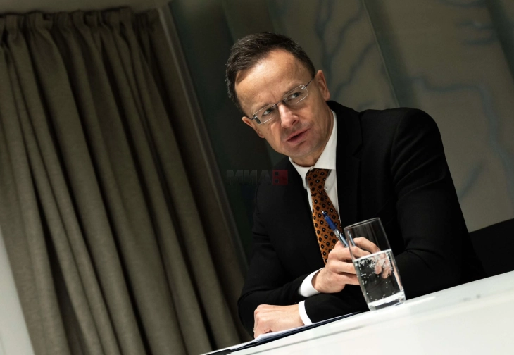 Sijarto: Edhe Brukseli edhe Kievi duhet ta pranojnë pa hezitim planin e paqes të SHBA-së për Ukrainën