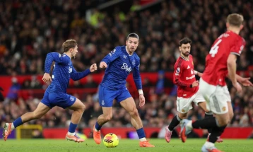 Djusberi-Holl i solli fitore Evertonit kundër Mançester Junajted, mysafirët pothuaj tërë ndeshjen e luajtën me një lojtar më pak