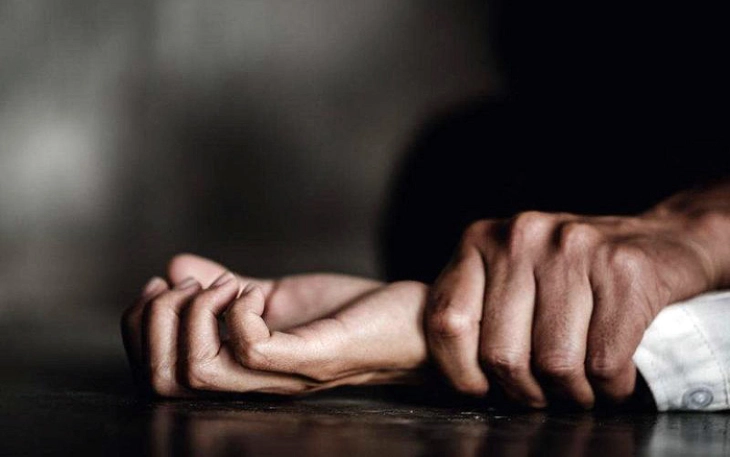 Irani ekzekutoi publikisht një burrë të dënuar për përdhunim