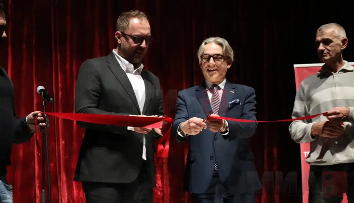 Ново гледалиште со заменети столчиња и под во Театар Комедија