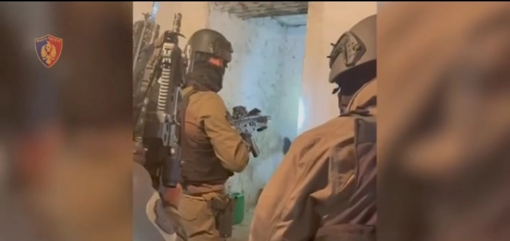 Në një aksion antiterrorist në Shqipëri janë arrestuar dy persona, konfiskuar armë, municion dhe flamuj të ISIS-it