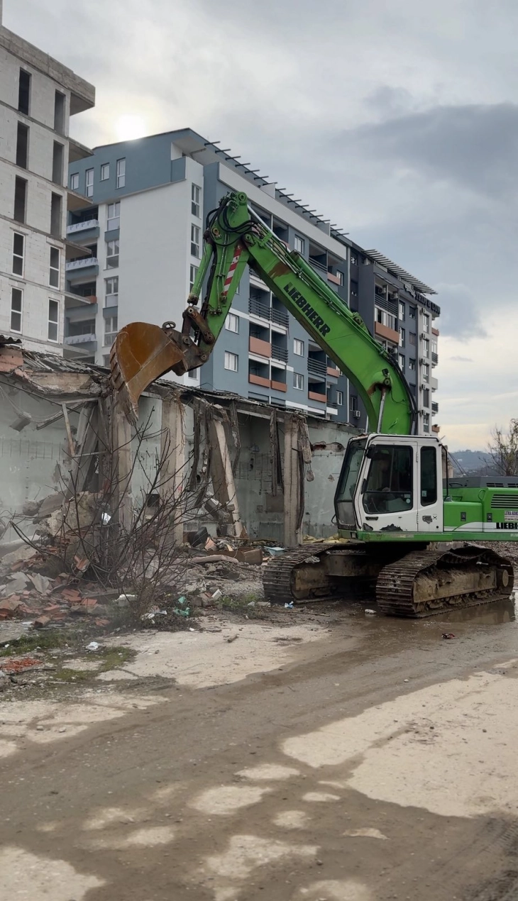 Општина Кисела Вода уриваше дивоградба во населбата 11 Октомври