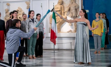 Во затворен простор и без публика церемонијата на палење на олимпискиот оган во античка Олимпија