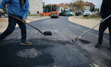 Се асфалтираат улици во населеното место Визбегово