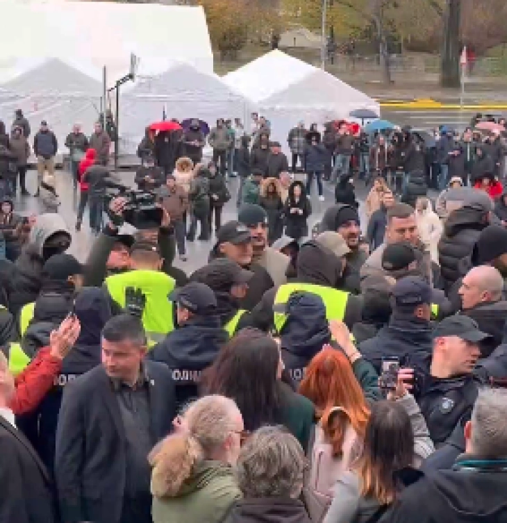 Инцидент пред влезот во српското Собрание