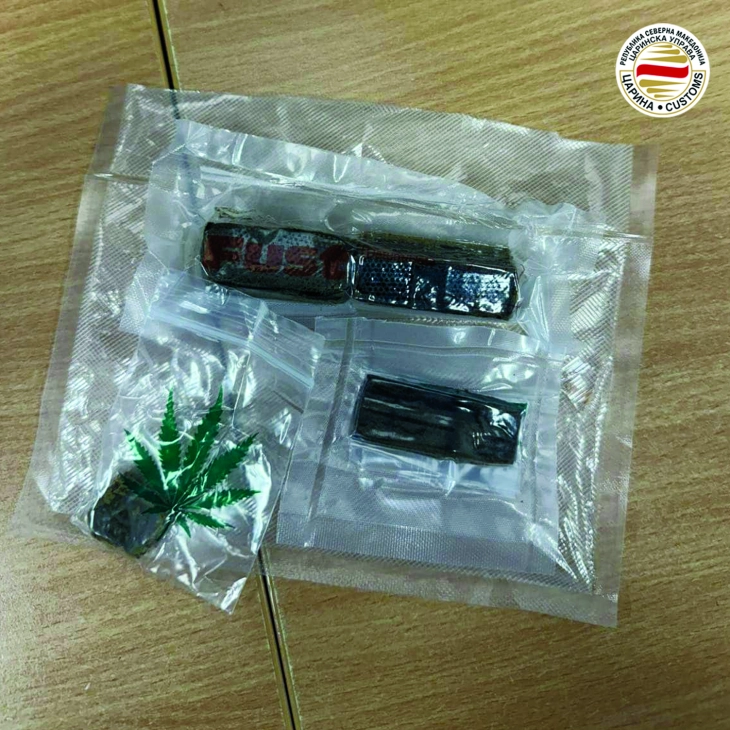 Спречен обид за криумчарење хашиш на Меѓународниот Аеродром Скопје