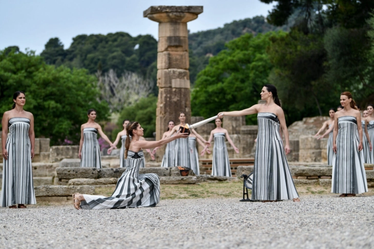 Олимпискиот оган од античка Олимпија тргна кон Милано и Кортина за ЗОИ