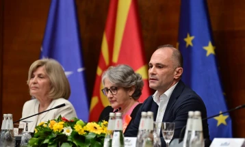 Филипче: ЕУ праќа јасни сигнали за проширување, но власта стои во место