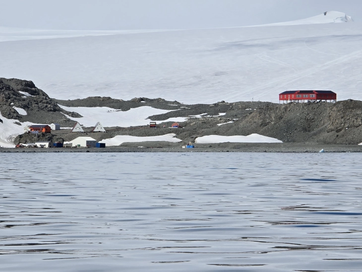 По отворањето на бугарската антарктичка база „Св. Климент Охридски“ на островот Ливингстон, почна работата на 34-та експедиција