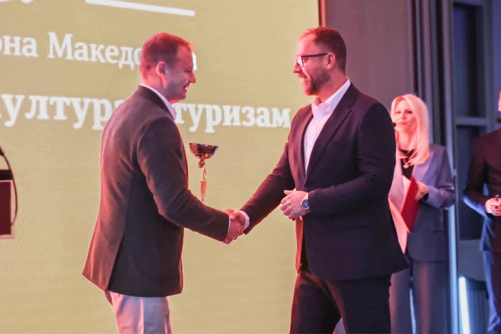 Министерот Љутков прими пехар за благодарност за држава партнер на Меѓународниот саем за туризам во Нови Сад