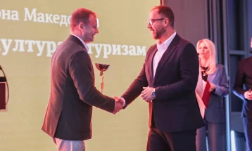 Министерот Љутков прими пехар за благодарност за држава партнер на Меѓународниот саем за туризам во Нови Сад