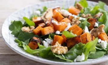 Sallatë me kungull të pjekur dhe rukola