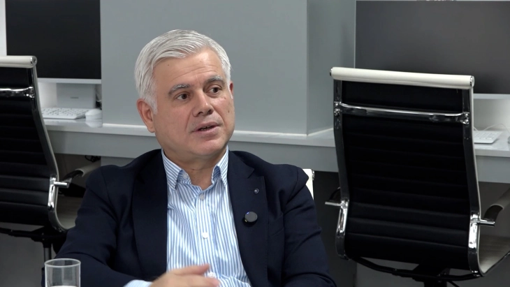 Тони Стојановски во „Бизнис клуб“. Вложувањето во човечкиот капитал и ширењето на знаењата се најважната задача на една институција