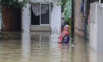 Десетици загинати во свлечишта и поплави во Шри Ланка
