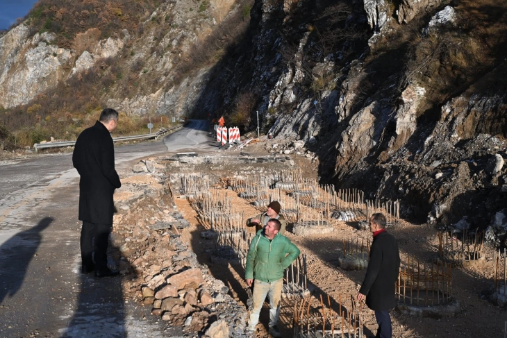 Градоначалникот Меља изврши увид во текот на активностите за санирање на кратерот-пропаднатата дупка на коловозот кај село Косоврасти