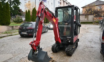 Општина Дебар доби нов багер за подобри комунални услуги