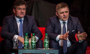 Фицо го одби барањето на коалицискиот партнер - Мирослав Лајчак останува негов советник