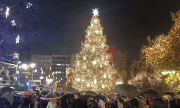 Под силен дожд осветлена новогодишната елка во центарот на Атина (Фото)