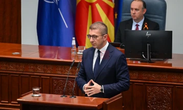 Mickoski: Investojmë te të rinjtë, deri më sot janë lëshuar 39.012 vauçerë për pajisje elektronike për studentët