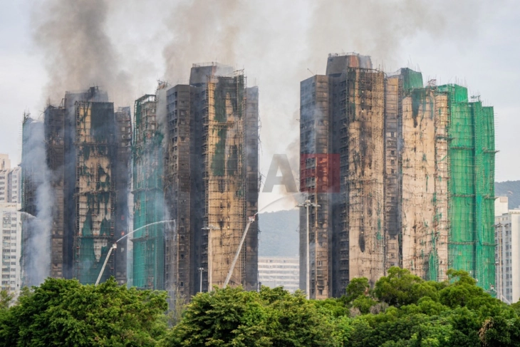 Në zjarrin në Hong Kong humbën jetën të paktën 94 persona