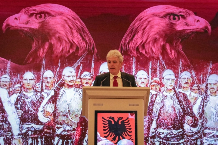 Ahmeti: Shqipërisë i qofshim falë, gëzuar Ditën e Flamurit