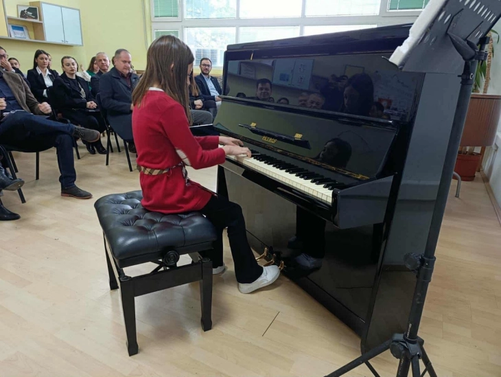 Пијанино за ОМУ „Ристо Јуруков“ од Ротари клубот од Скопје