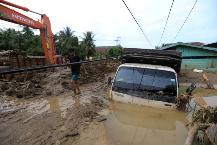 Најмалку 94 луѓе загинаа во поплавите на индонезискиот остров Суматра (ДПЛ)