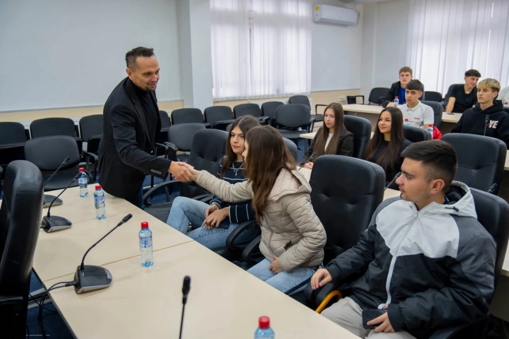 Митовски денес врачи договори на нови 13 талентирани ученици и спортисти од Крива Паланка 