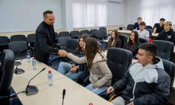 Митовски денес врачи договори на нови 13 талентирани ученици и спортисти од Крива Паланка 