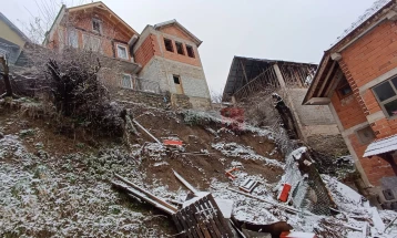 Katër shtëpi në rrezik nga rrëshqitja e tokës në Shipkovicë