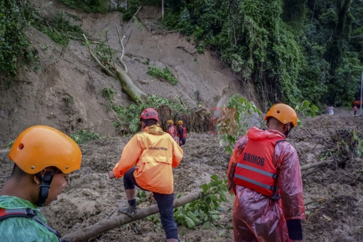 Бројот на жртви во поплавите и лизгањата на земјиштето на островот Суматра достигна 248, соопштија локалните власти