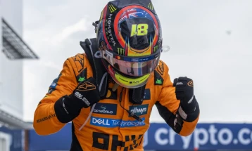 Piastri takes Qatar sprint pole in warning to Norris