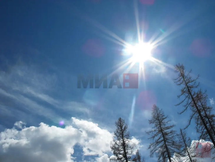 Mot i ndryshueshëm me periudha me diell, në orët e mëngjesit vende-vende do të ketë reshje të dobëta të borës