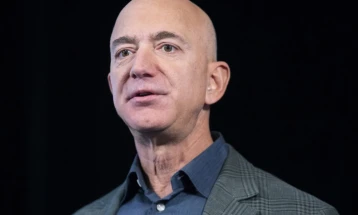 Џеф Безос тагува за својата мајка Џеки