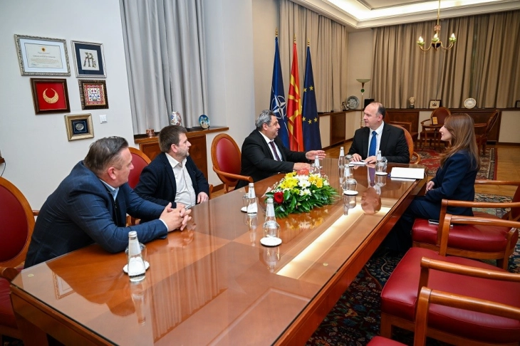 Работен состанок на претседателот на Собранието Гаши со ректорот на Универзитетот „Мајка Тереза“ Беким Фетаји